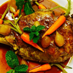 Pernil de cordeiro com Vinho Branco, Hortelã, e Cebolinha Caramelizada - Image 3