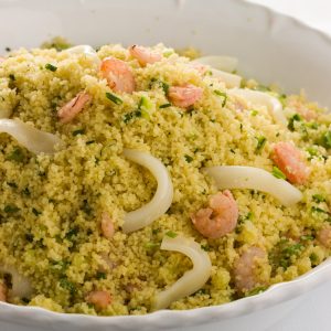 Couscus marroquino com tartar de tomate, mini camarão e lula