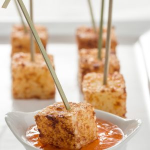 Dadinho de tapioca com geleia de pimenta