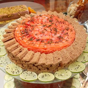 Gateau de salmão com creme azedo e pão preto
