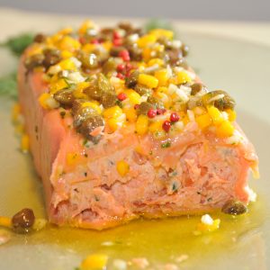 Terrine de salmão defumado com vinagrete de manga e alcaparras