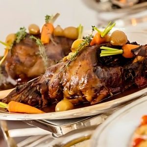 Pernil de cordeiro assado 7 horas com molho de vinho branco, alecrim e cebola caramelizada (Porção para 10 pessoas)