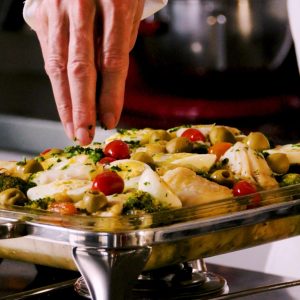 Bacalhau a portuguesa (Postas de bacalhau com azeitonas pretas, brócolis, ovos cozidos, batata, cebola e azeite de oliva – montado em um pirex)