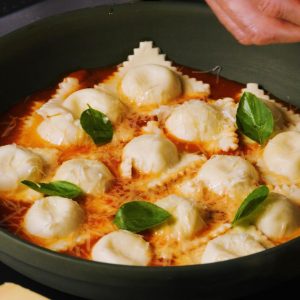 Tortelli de búfala com molho de tomate fresco e manjericão