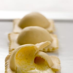 Tortelli de ementhal ao molho cremoso de manjericão